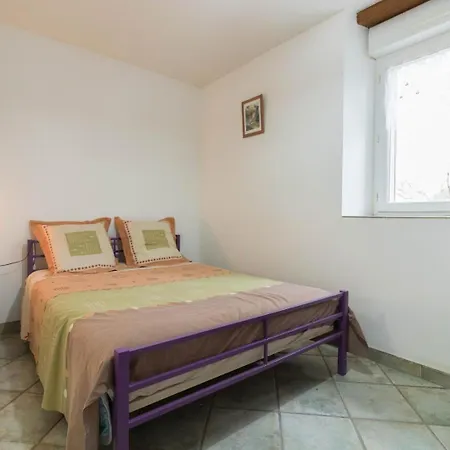 Semesterbostad Perets Petit *